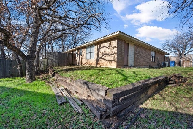 Building Photo - Kennedale 2-bed 2-bath Duplex