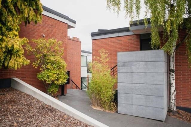 Building Photo - 2404 Thorndyke Pl W