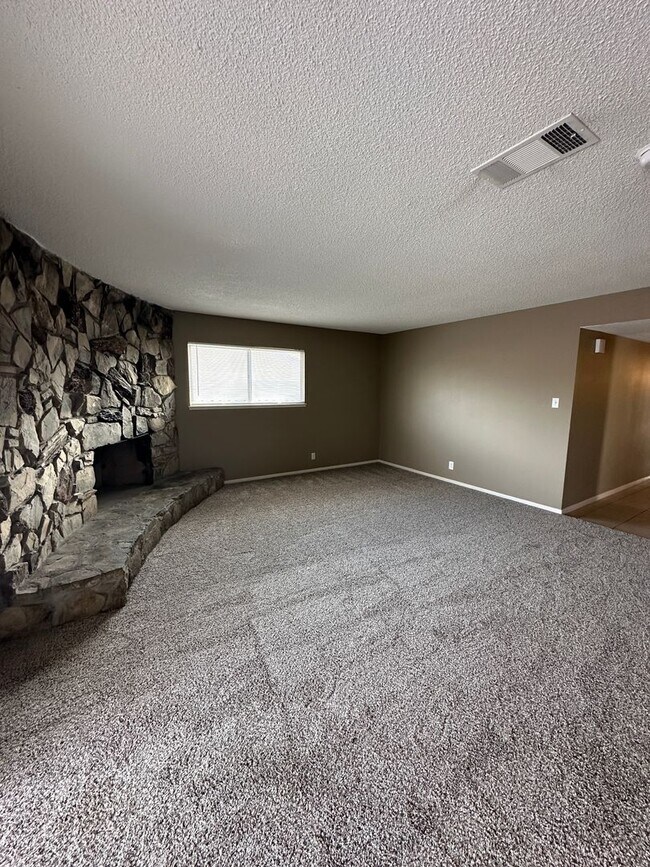 Building Photo - Great Single Story ready for move in