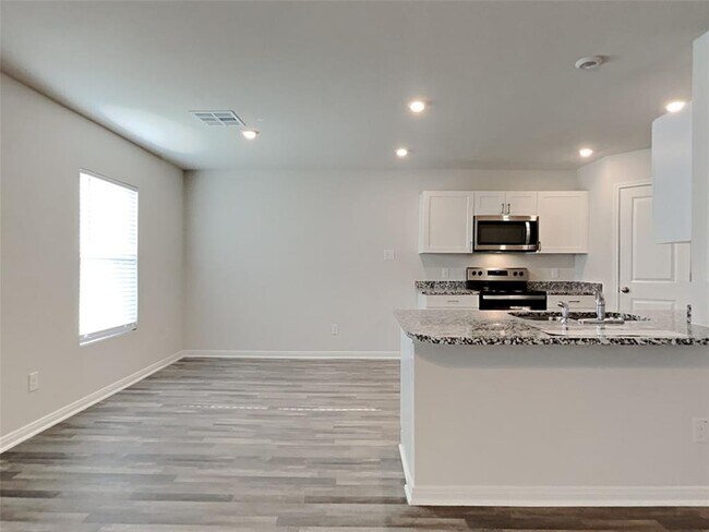 Building Photo - 10122 Cerritos dr