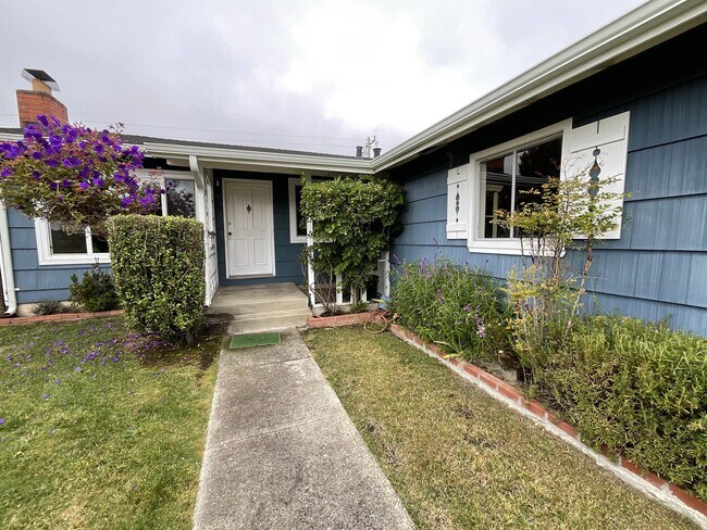 Building Photo - 2440 Maywood Dr