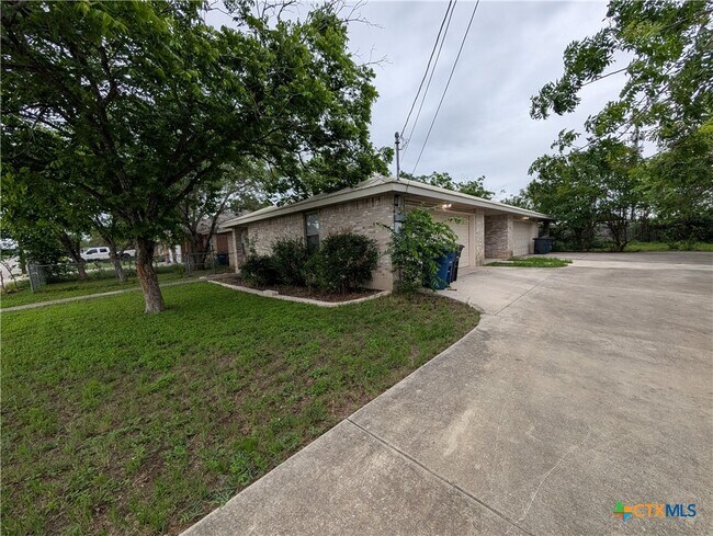 Foto del edificio - 1134 Misty Acres Dr