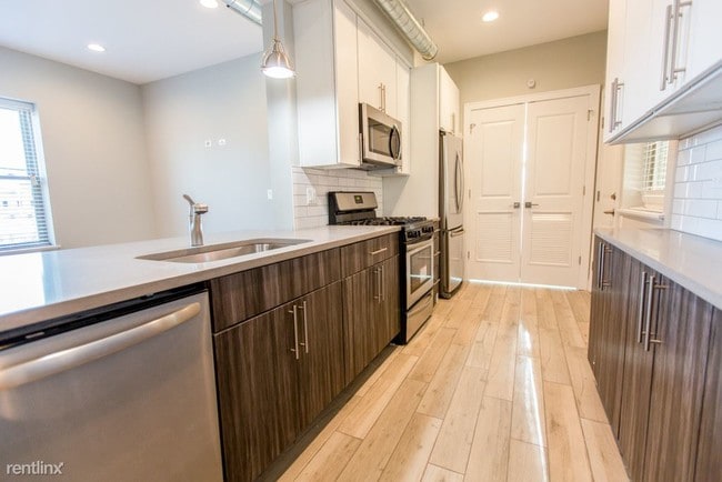 Building Photo - 2 br, 2 bath Apartment - 4901 S Champlain Ave