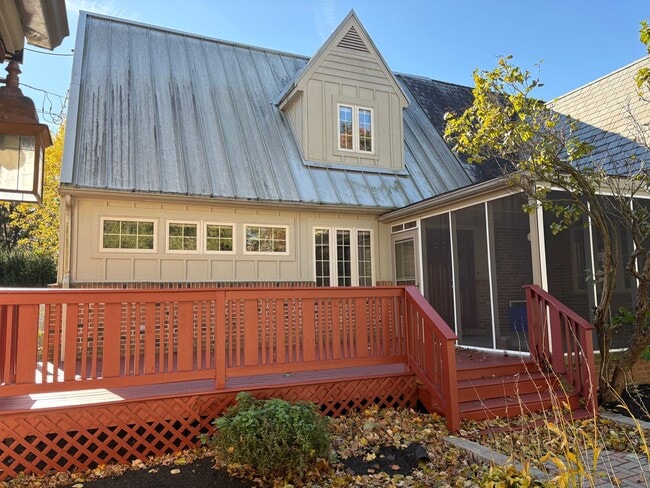 Building Photo - Large 4 bedroom Home for Rent