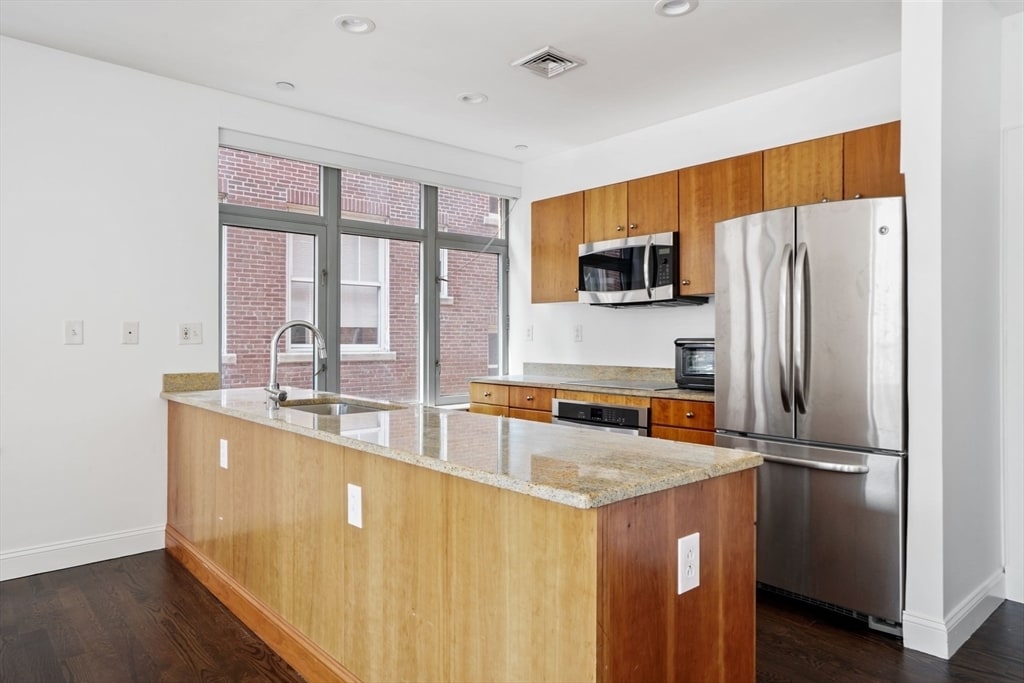 Primary Photo - 425 Boylston St