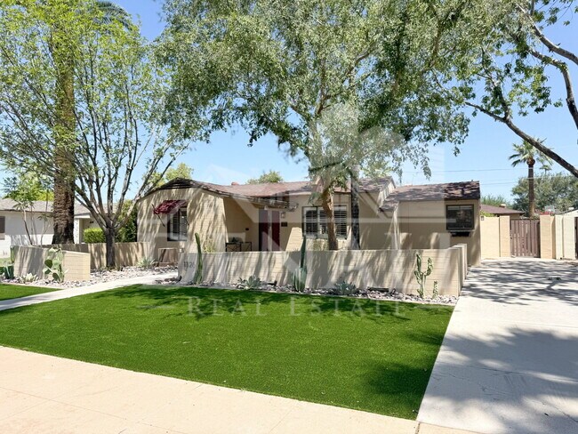 Building Photo - 1326 W Palm Ln