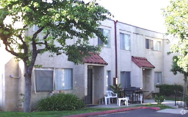 Building Photo - Royal Villas Apartments