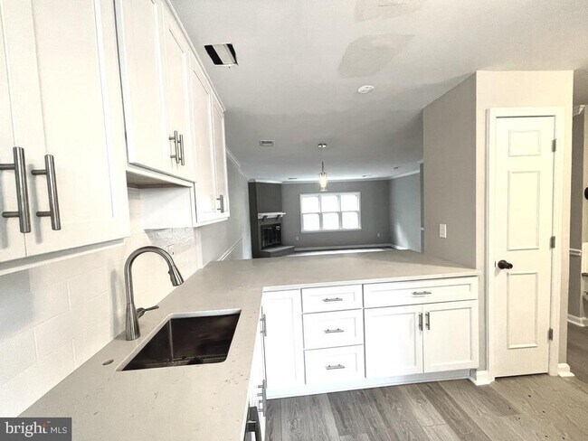 Building Photo - 2540 Fairfax Dr