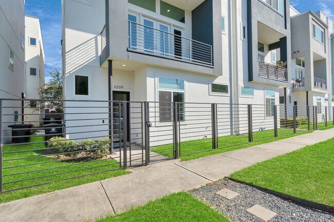 Foto del edificio - 3209 Garrow St