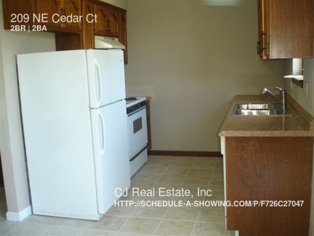 Building Photo - 209 NE Cedar Ct