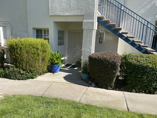 Front Entrance - 611 Horizon Cv