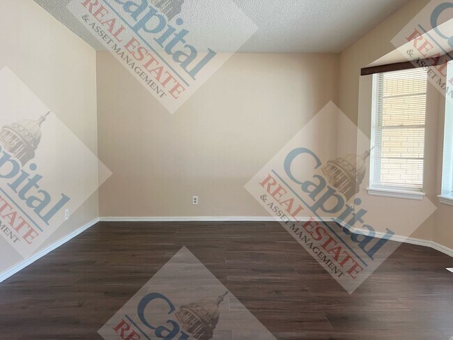 Building Photo - Charming 3 Bedroom