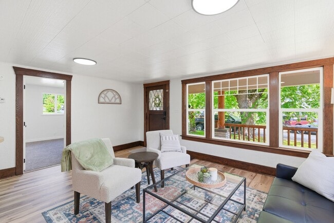 Building Photo - Newly Remodeled