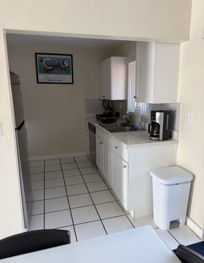 Building Photo - Private Bedroom w/ Private Bath in Spacious 1,100 Sq Ft Home – Prime Location