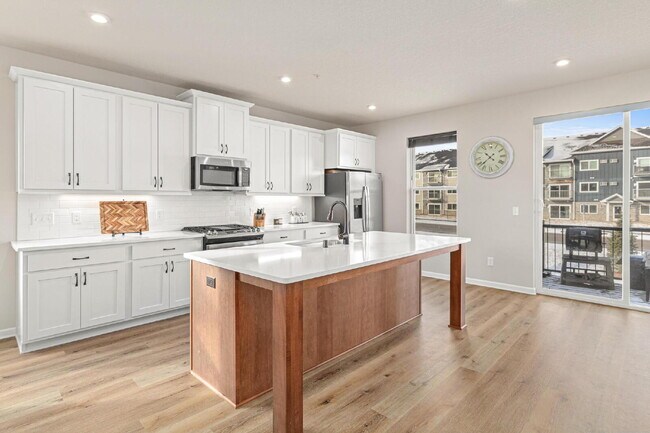 Foto del edificio - "Spacious 3-Bed Townhouse with 2.5 Baths in Maple Grove – A Perfect Retreat at 2405 Sq Ft!"