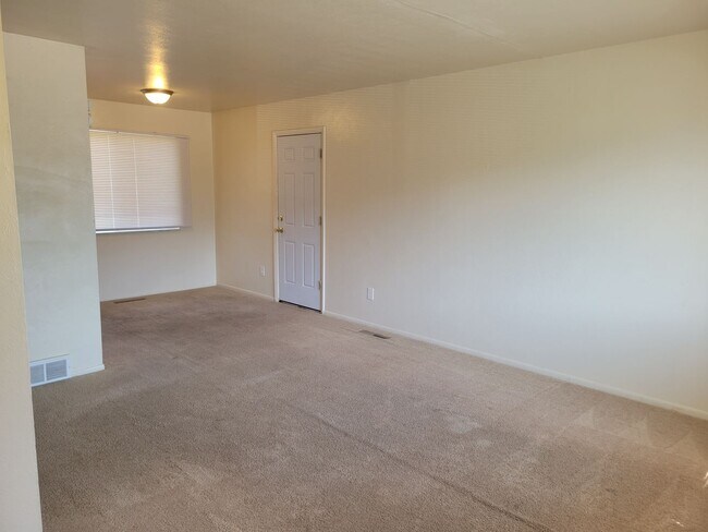 Foto del edificio - 4 Bed Home Available Now!