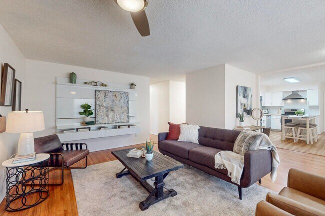 Foto del edificio - For Rent| 3 bedrooms 2 bathrooms| NE Abq | Private Yard | Fireplace | Available 03/23/2026!