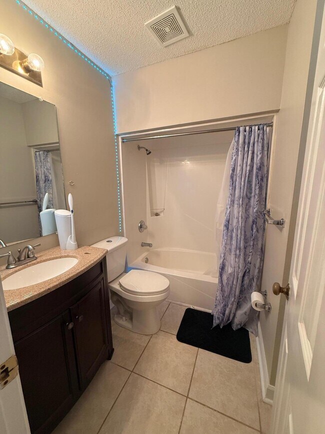 Foto del edificio - 304 Westlake Ct