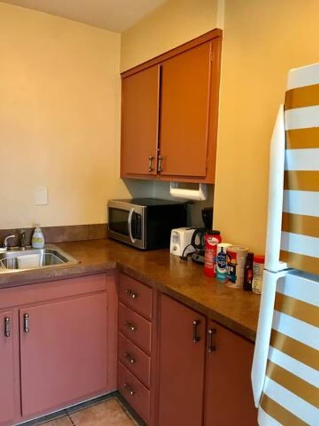 Building Photo - Furnished Move-In Ready Downtown 1br/1ba Apartment on the 5th floor with a Balcony