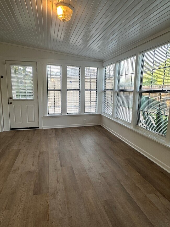 Foto del edificio - 219 Glencroft Ct