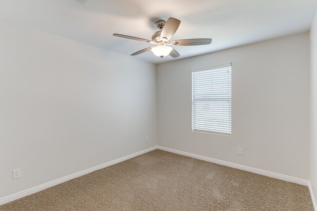 Building Photo - Inviting 3-Bedroom Townhome in Gated Cliff...