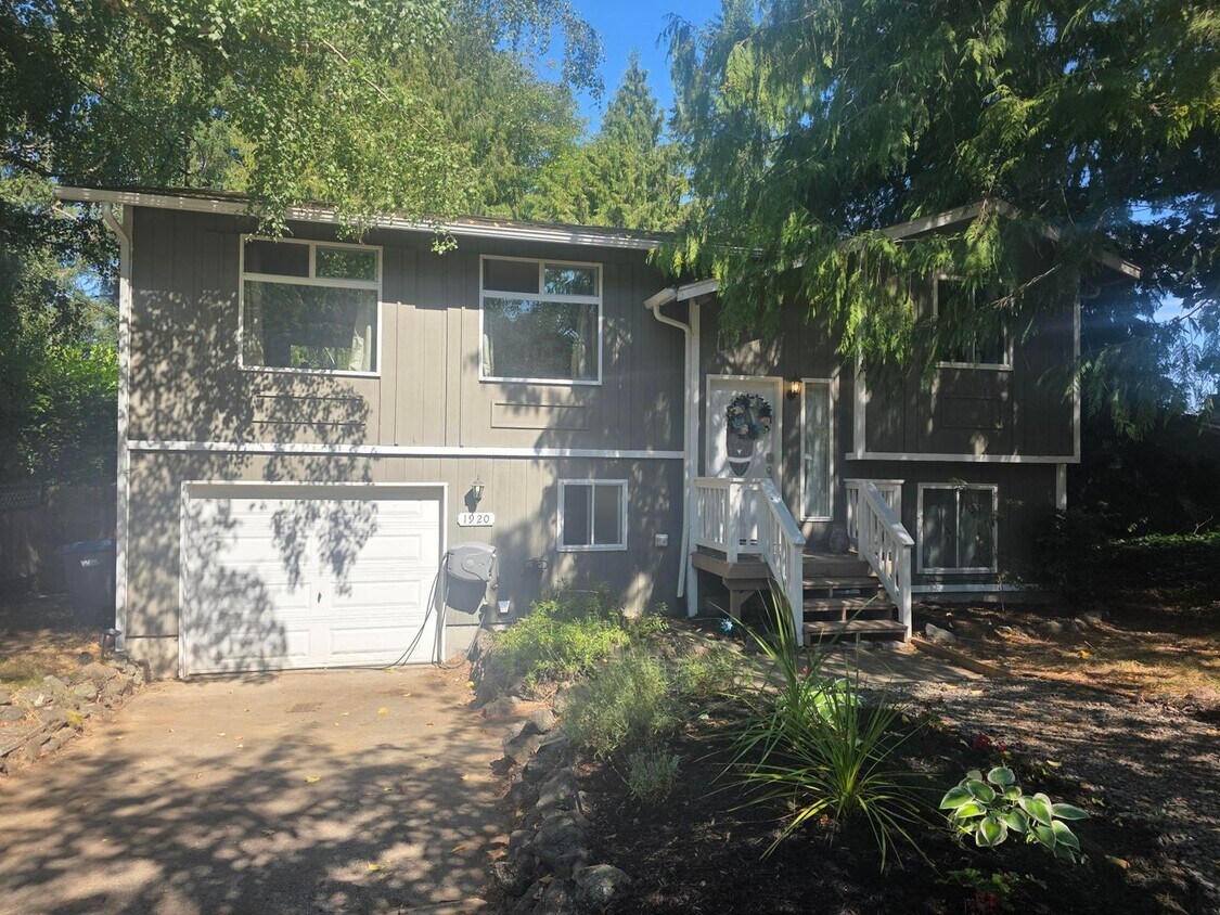 Primary Photo - 3 Plus Bedroom Home in Poulsbo's Edgewater...