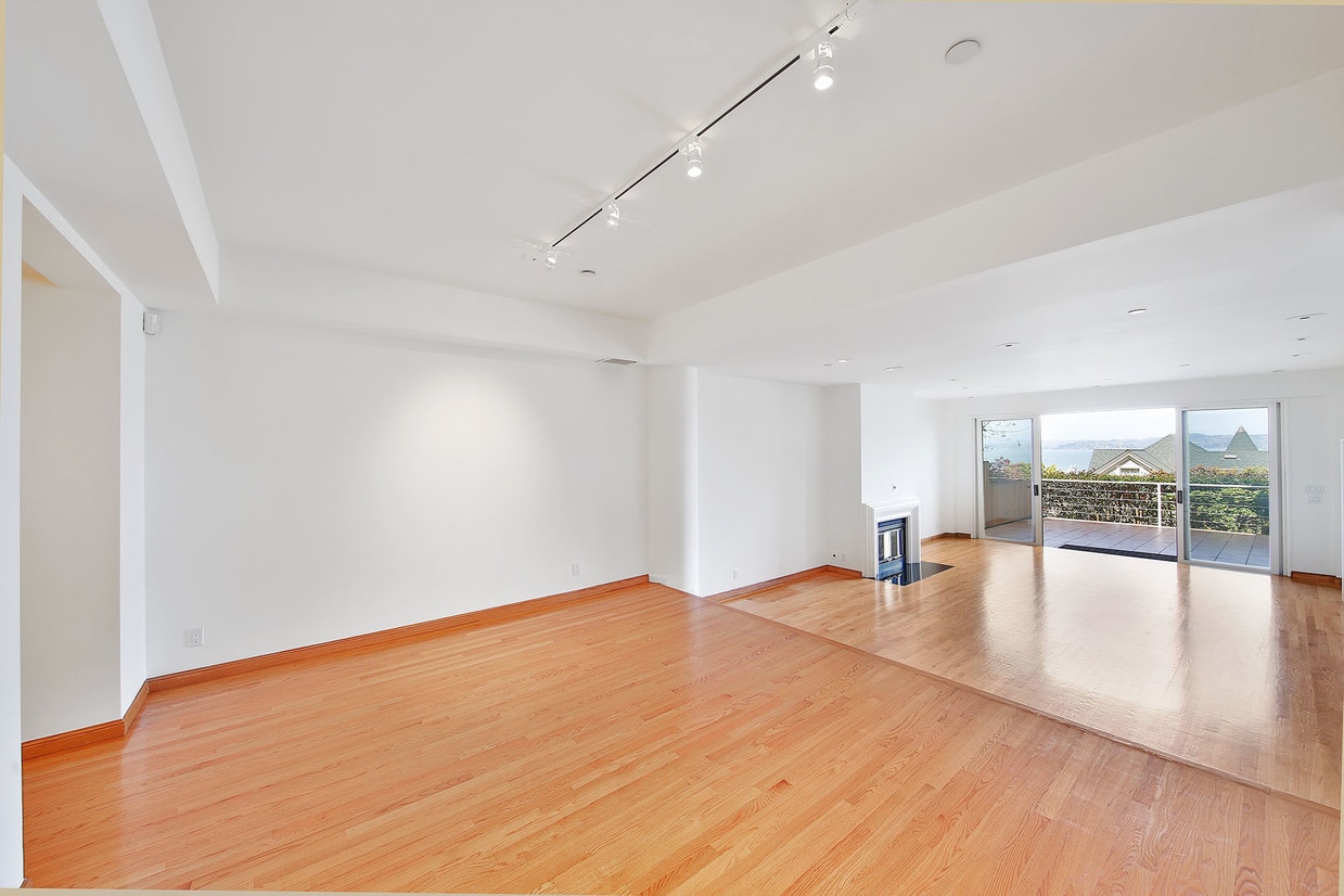 Primary Photo - 2040 Broadway St