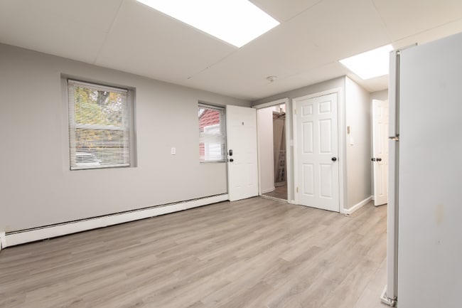 Building Photo - 656 N Main St