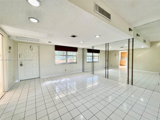 Foto del edificio - 3980 Oaks Clubhouse Dr