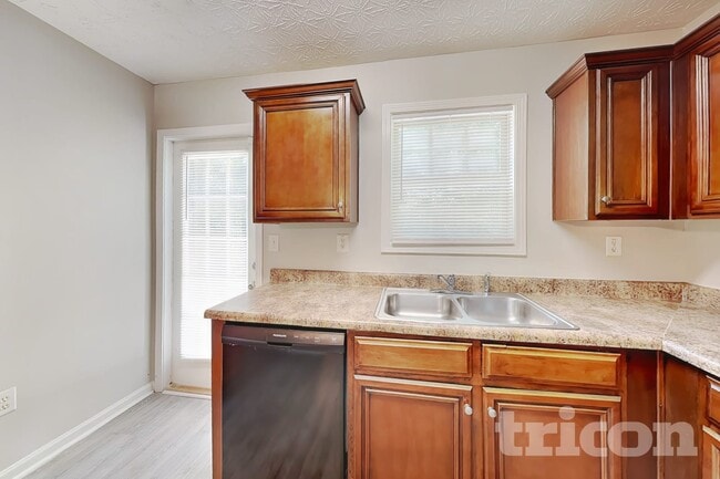 Building Photo - 1047 Wedgewood Ct NE