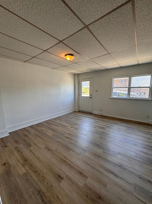 Building Photo - not700