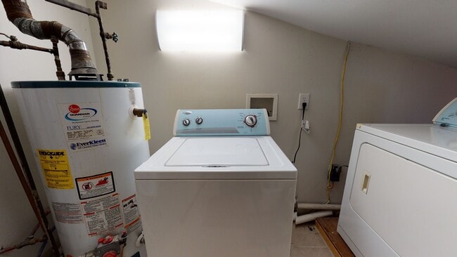 Building Photo - Newly Renovated East Rock Penthouse 2BR wi...