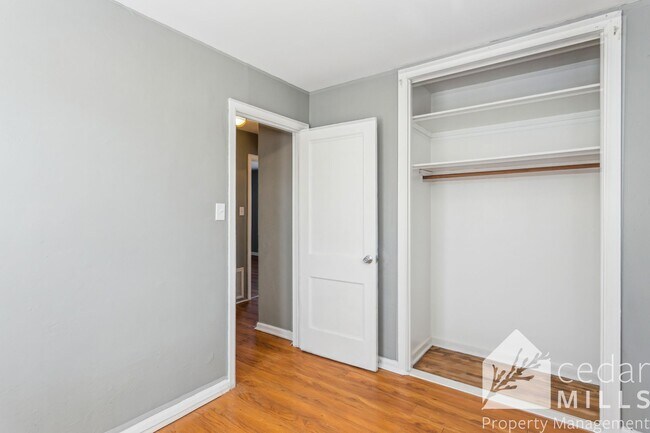 Building Photo - 1703 E Looman St