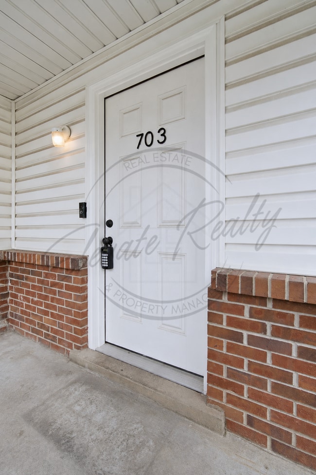 Building Photo - Two Bedroom Duplex in Hermitage with Back Deck!