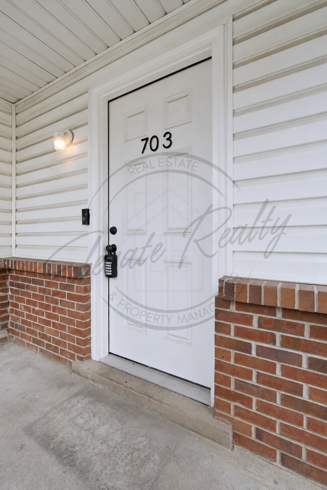 Foto del edificio - Two Bedroom Duplex in Hermitage with Back Deck!