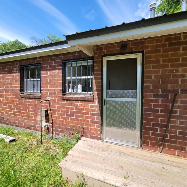 Building Photo - one level 2 bedroom apartment $675