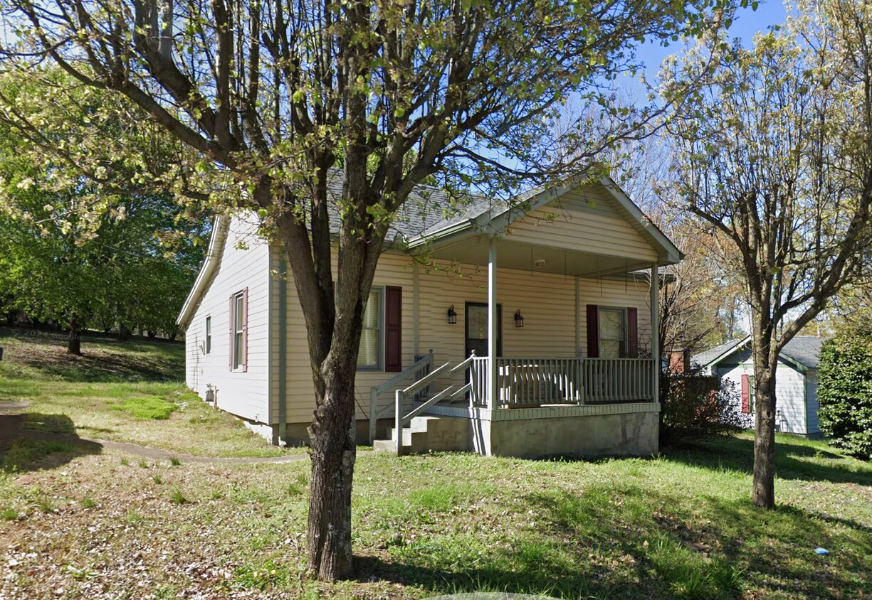 Primary Photo - Adorable cottage for rent in downtown Comm...