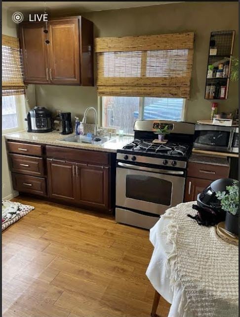 La cocina tiene todos los electrodomésticos de acero inoxidable. - 163 California Ave