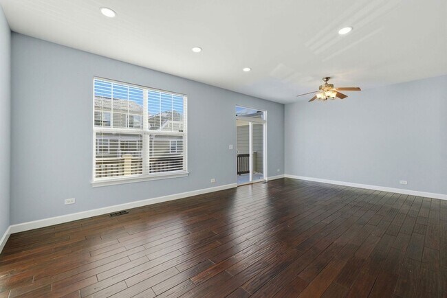 Foto del edificio - 218 Goldenrod Dr