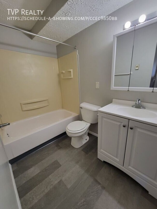 Foto del edificio - 1444 W River Rd N