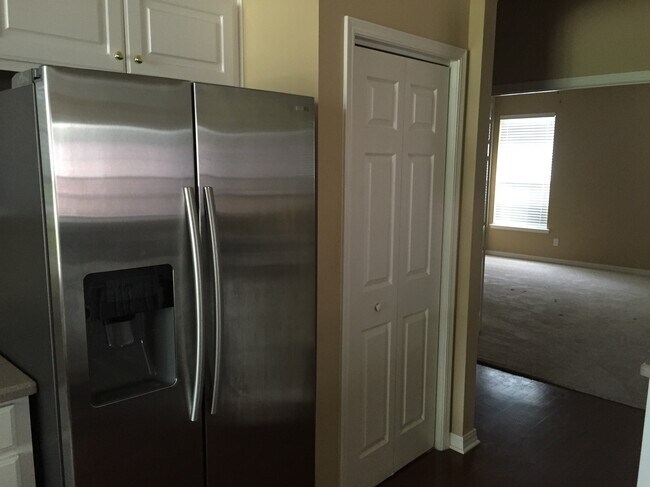 Foto del edificio - 8004 Laurel Hill Dr