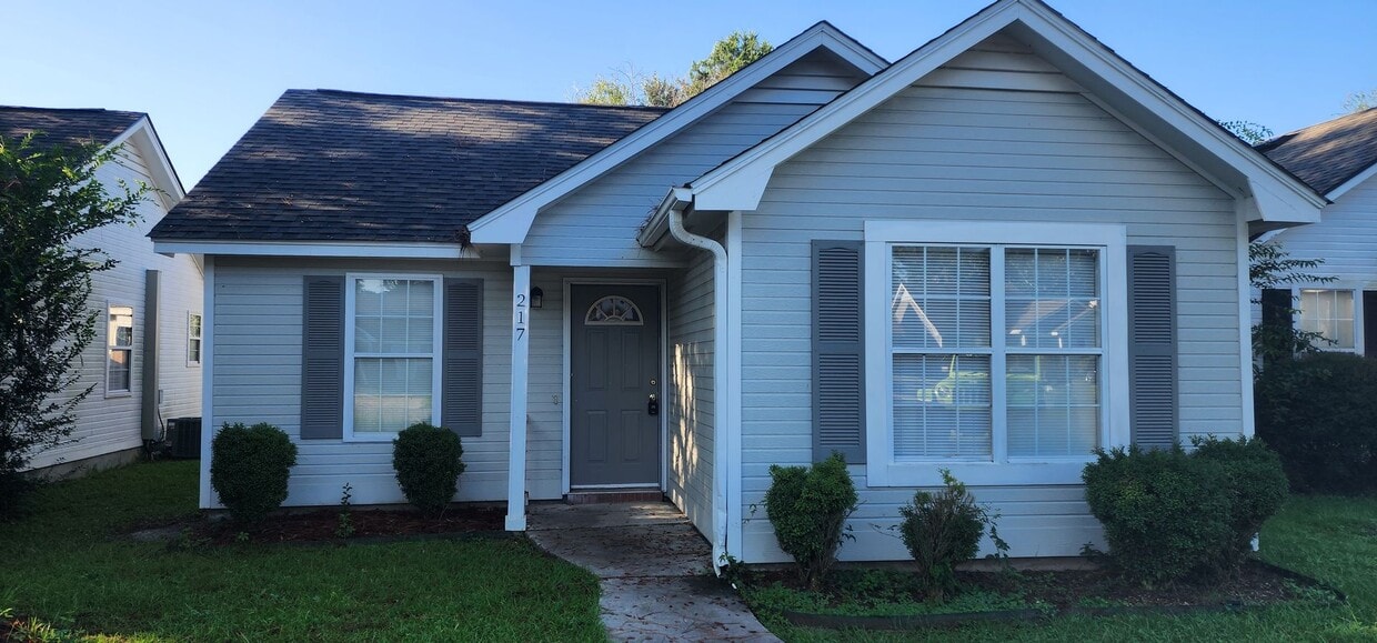 Primary Photo - Inviting 3-Bedroom Valdosta Home with Fenc...