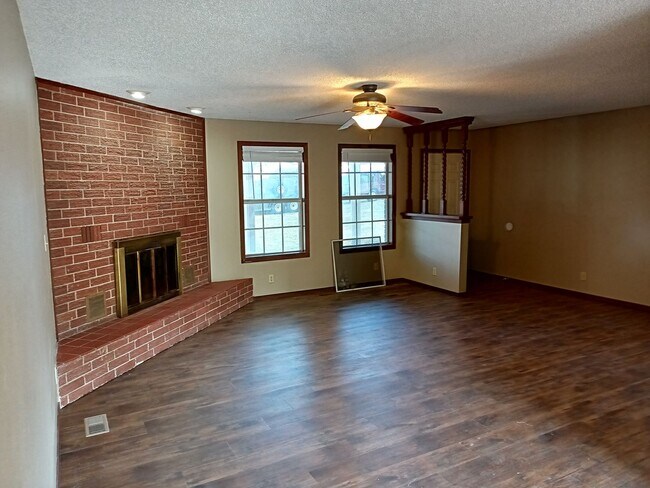 Foto del edificio - 2302 Lakewood Dr