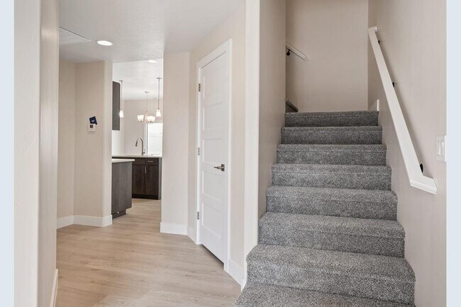 Building Photo - 590 Elmbrook Dr