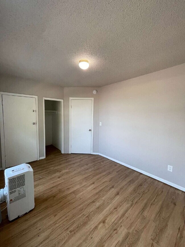 Foto del edificio - Spacious 3-Bedroom, 2-Bathroom Apartment with **Portable AC Unit Included** in NW Portland