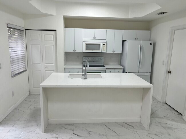 Foto del edificio - 4950 White Mangrove Way E