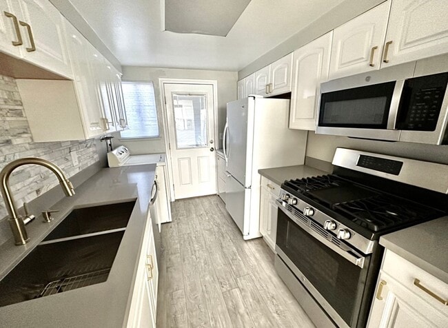 Building Photo - COMING SOON!! Charming 3 Bedroom Condo in Gated Palm Springs Community!