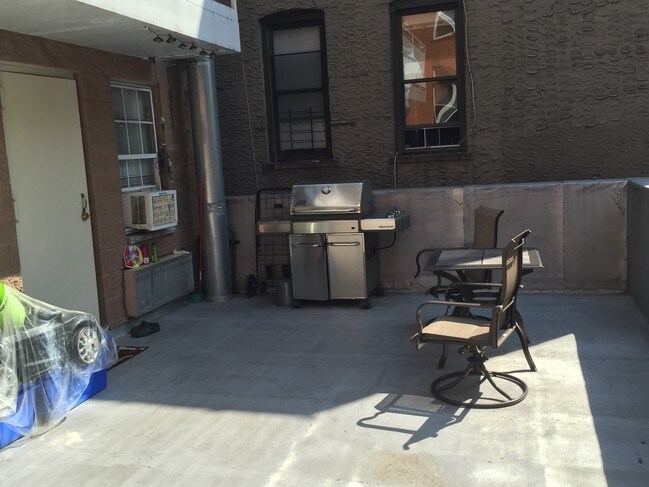Patio -apartamentos posteriores - 2381 Belmont Ave