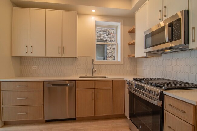 Foto del edificio - 3720 N Racine Ave