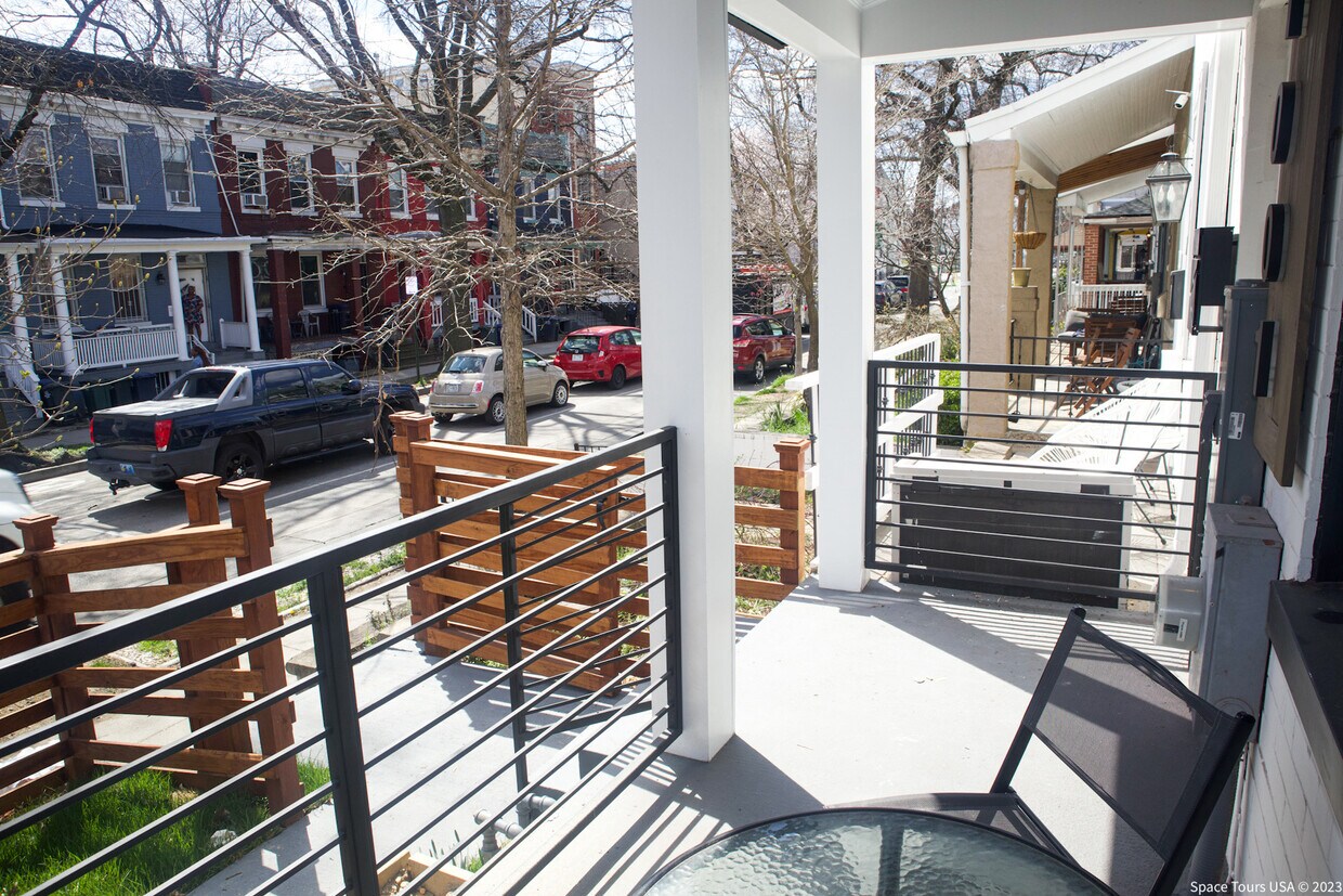 Primary Photo - 1001 Kenyon St NW